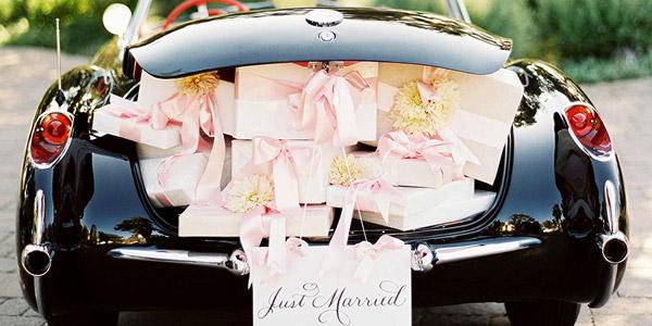 оригинальное вручение подарка на свадьбу